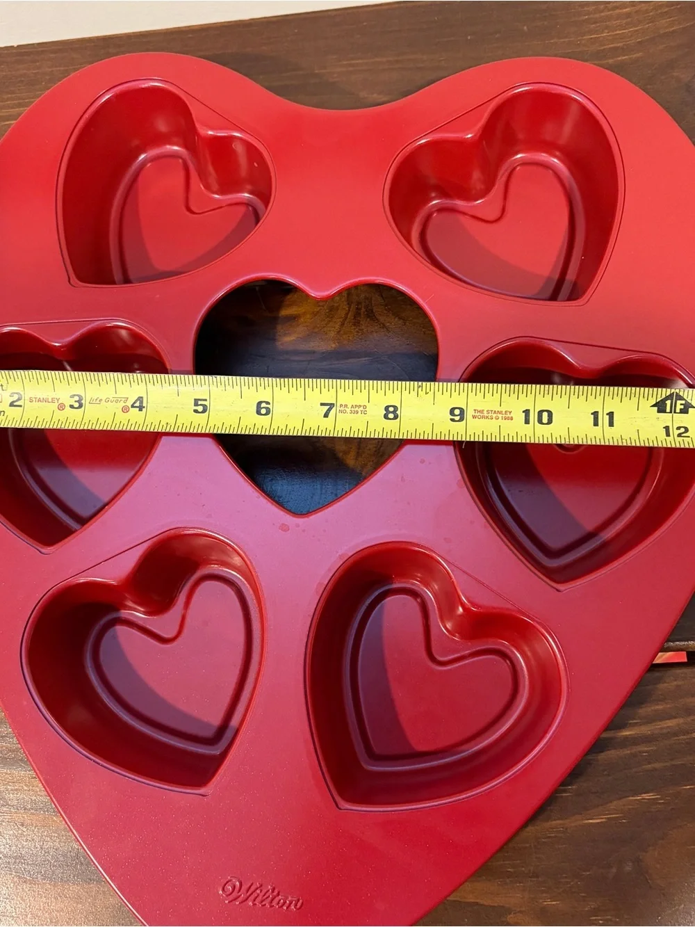 WILTON RED METAL VALENTINE HEARTS MUFFIN CUPCAKE TIN--RETIRED, EUC